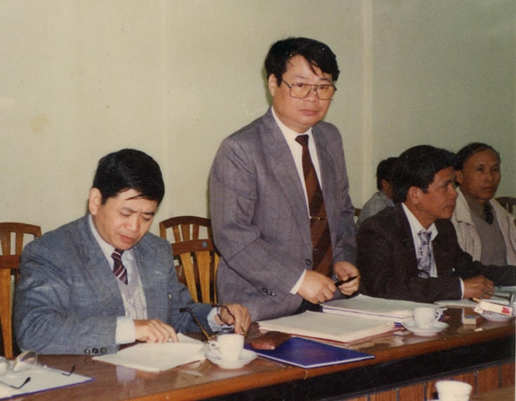 GS.TS Hà Chu Chử (người đứng) là Chủ tịch Hội đồng nghiệm thu đề tài cấp nhà nước KN03-12 (tháng 4/1996).
