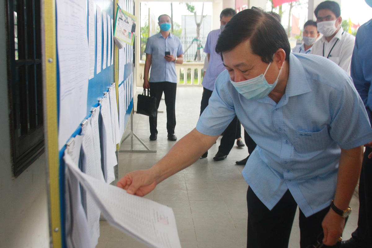 Phó Chủ tịch Nguyễn Hữu Dũng kiểm tra việc niêm yết danh sách cử tri tại phường Thuỷ Lương.