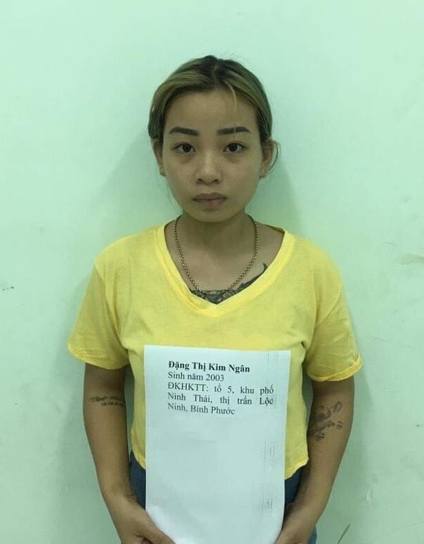 Bị quản lý gây khó, nhóm thanh niên vác mã tấu chém lia lịa