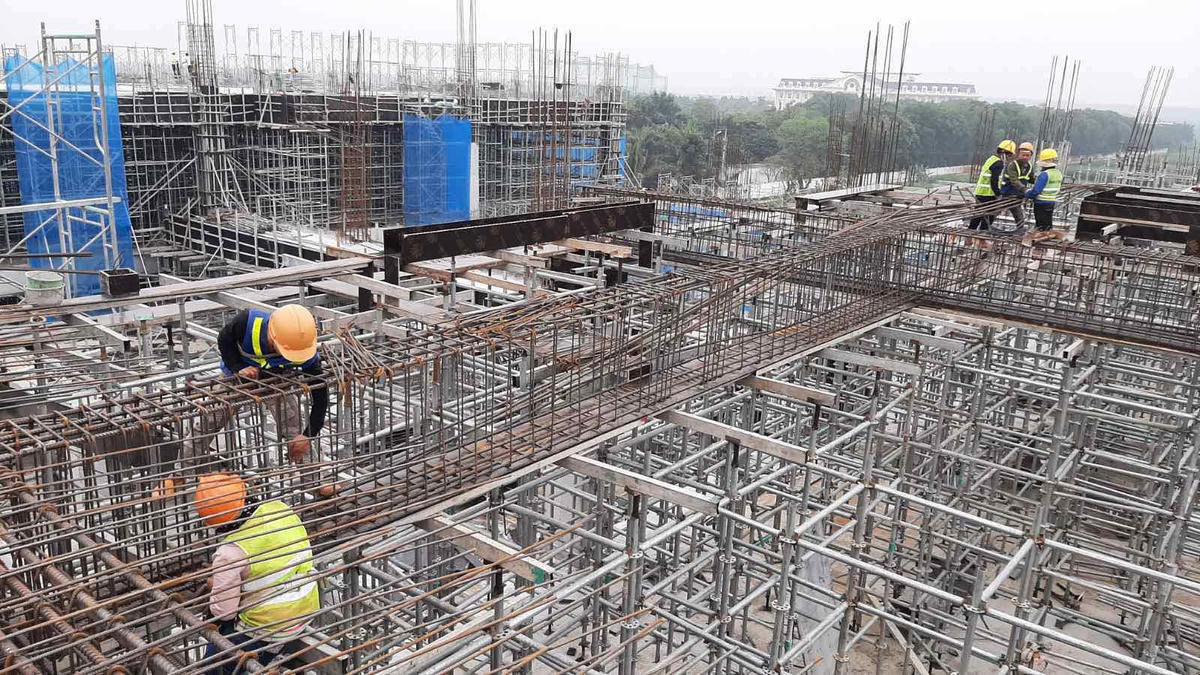 Công nhân miệt mài làm việc tại nhiều dự án trọng điểm.