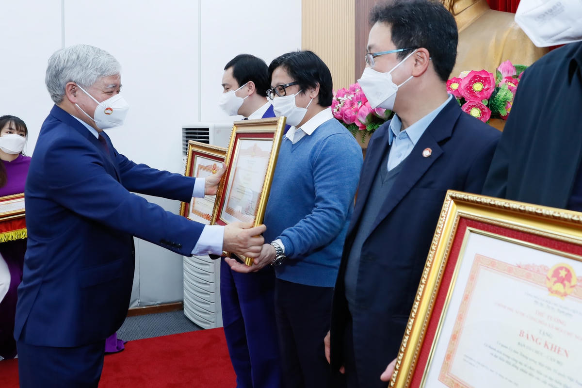 Chủ tịch Đỗ Văn Chiến trao Bằng khen của Thủ tướng Chính phủ cho Báo Đại Đoàn Kết.