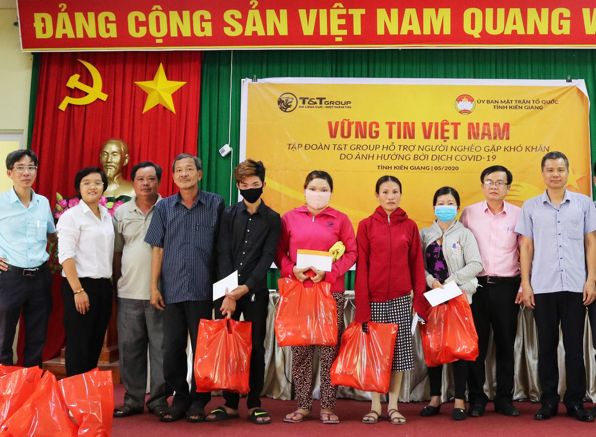Vận động trao quà cho người dân chịu ảnh hưởng của dịch Covid-19.