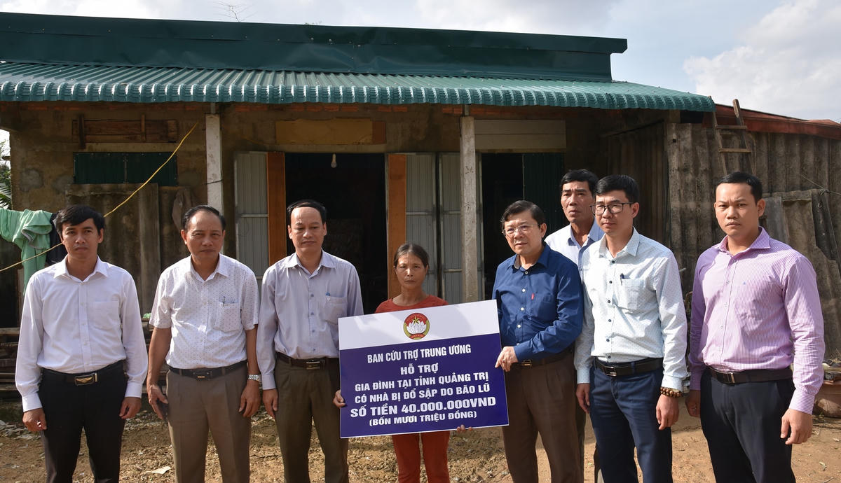 Phó Chủ tịch trao số tiền 40 triệu cho gia đình chị Lê Thị Sen có nhà bị hư hỏng nặng do mưa bão gây ra.