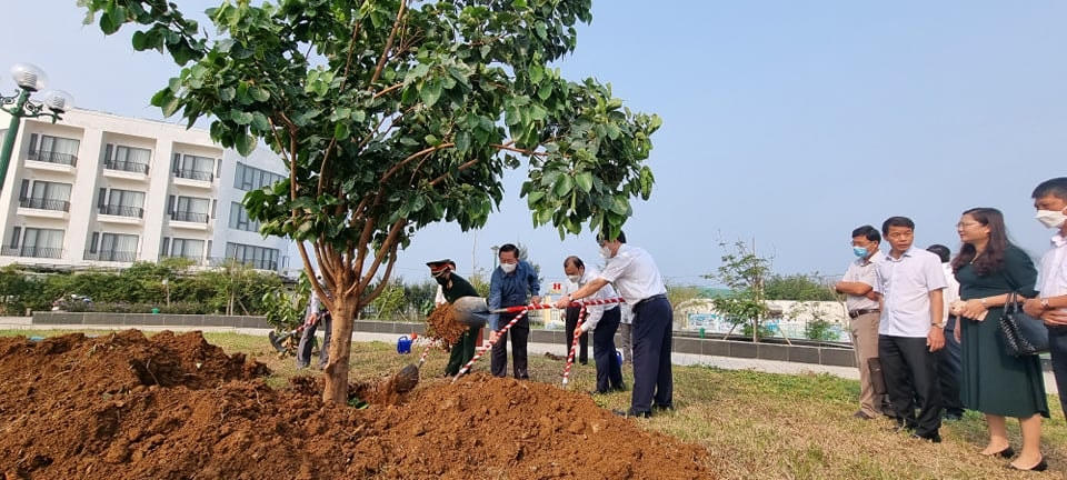 Đoàn công tác trồng cây lưu niệm tại Quảng trường huyện Lý Sơn.