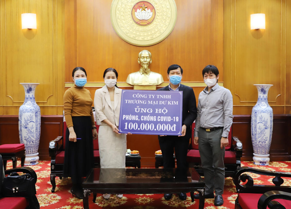 Ông Trần Văn Sinh, Trưởng ban Phong trào UBTƯ MTTQ Việt Nam tiếp nhận ủng hộ phòng, chống dịch Covid-19 từ Công ty TNHH thương mại Dư Kim.