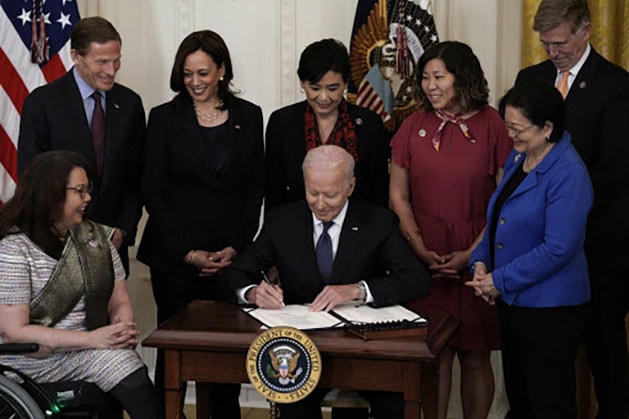 Tổng thống Mỹ Joe Biden ký đạo luật ngăn chặn tội phạm nhằm vào người Mỹ gốc Á. Ảnh: Bloomberg.