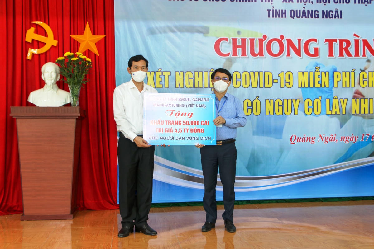 Tặng 50.000 khẩu trang y tế cho người dân TP Quảng Ngãi.