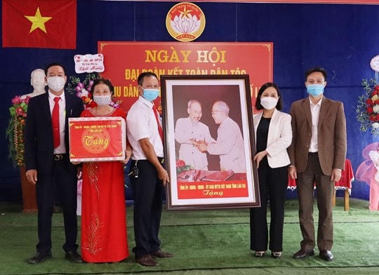 Tặng quà của Tỉnh ủy, HĐND, UBND, Ủy ban MTTQ Việt Nam tỉnh cho nhân dân khu dân cư Phú Thịnh 1. 