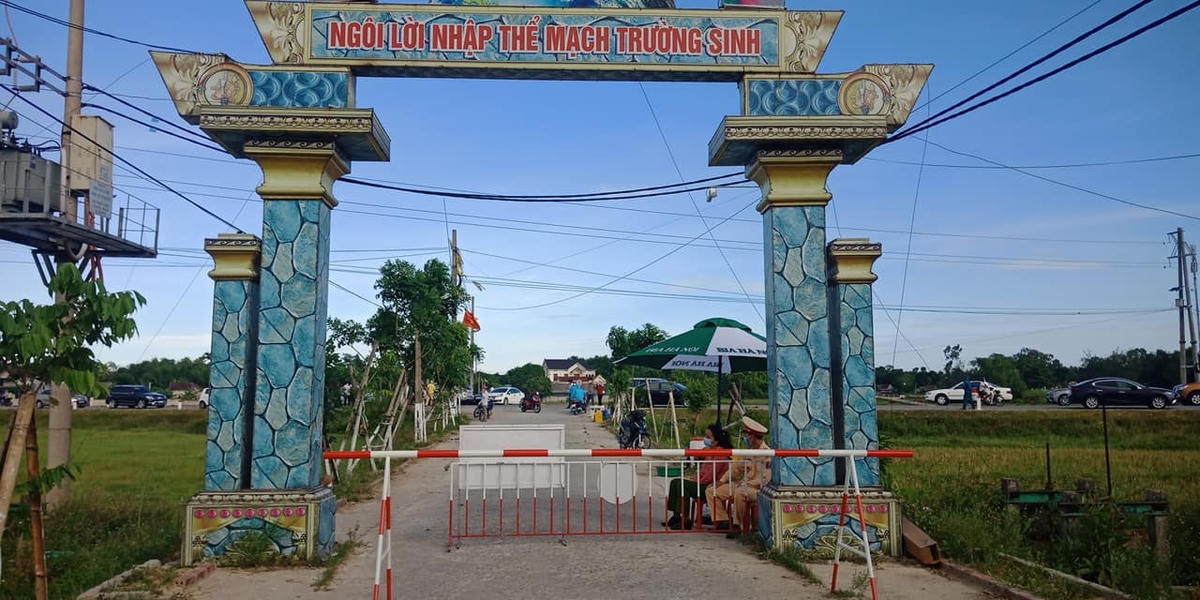 Chốt kiểm soát tại xã Thạch Long, nơi xuất hiện các ca nhiễm Covid-19 trong cộng đồng.