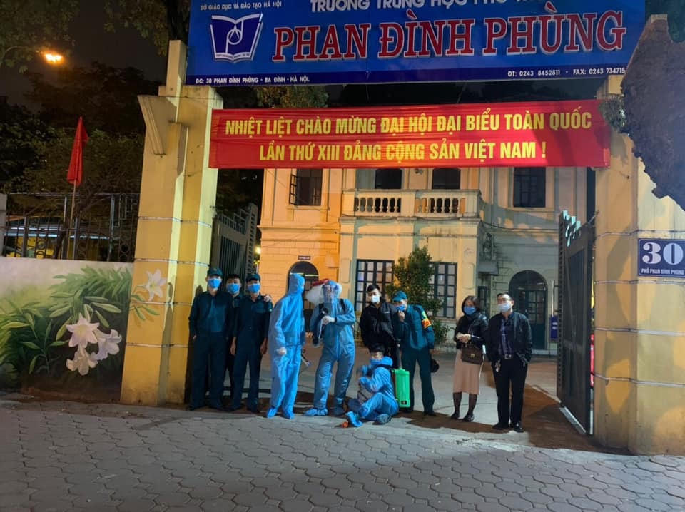 Nhà trường nhanh chóng tiến hành công tác phu khử khuẩn trong chiều tối ngày 28/1. (Nguồn: Trường THPT Phan Đình Phùng).