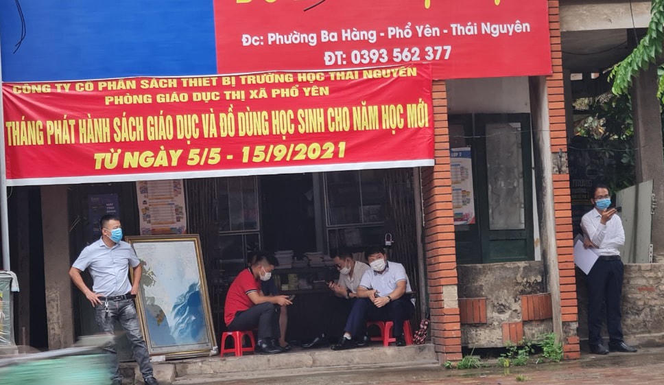 Bên ngoài trụ sở Thị xã Phổ Yên (Thái Nguyên) nhiều người chờ kết quả buổi đấu giá.