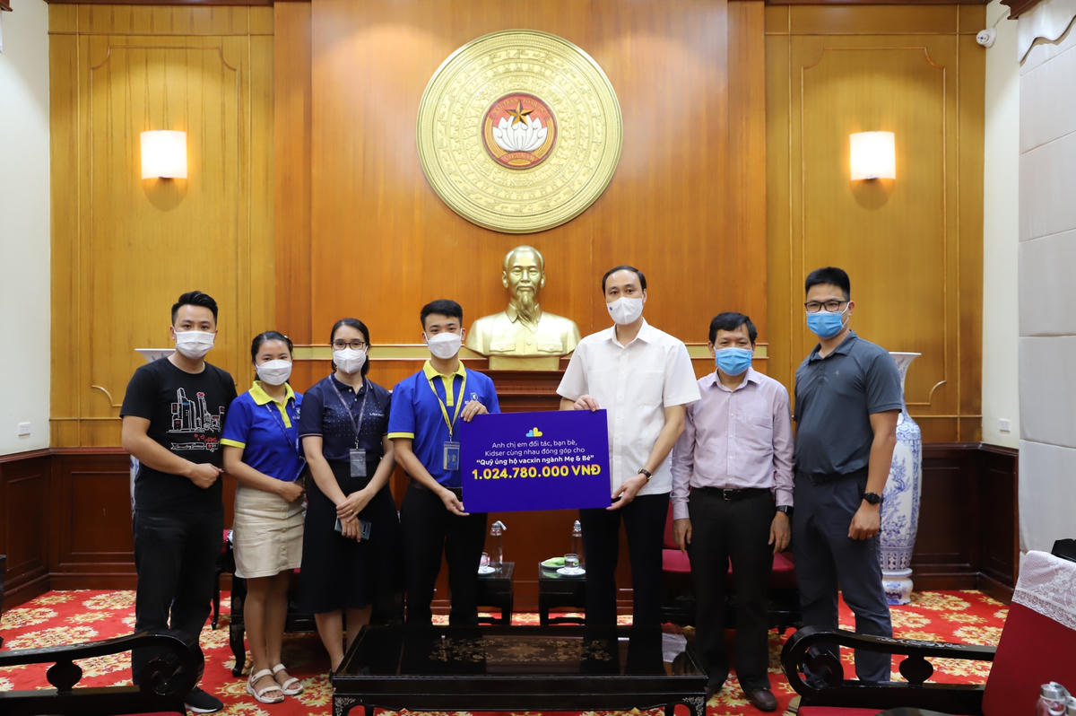 Phó Chủ tịch Phùng Khánh Tài tiếp nhận ủng hộ từ anh chị em đối tác, bạn bè, Kidser cùng nhau đóng góp cho Quỹ vaccine.