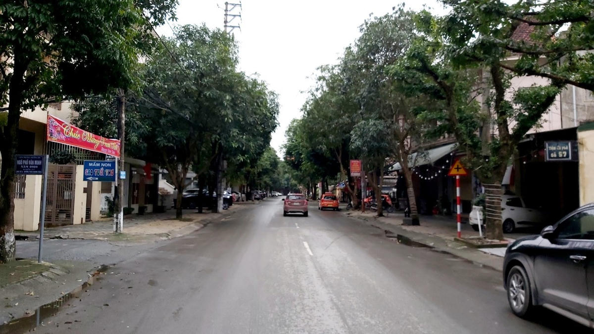 Con phố Trần Quang Diệu (phường Trường Thi) sầm uất vào mỗi buổi sáng, nhưng 2 ngày nay vắng lặng khác thường.