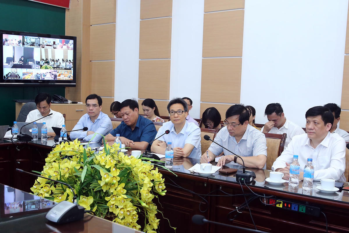 Phó Thủ tướng Vũ Đức Đam họp trực tuyến với các bệnh viện về công tác phòng chống dịch bệnh. Ảnh VGP.