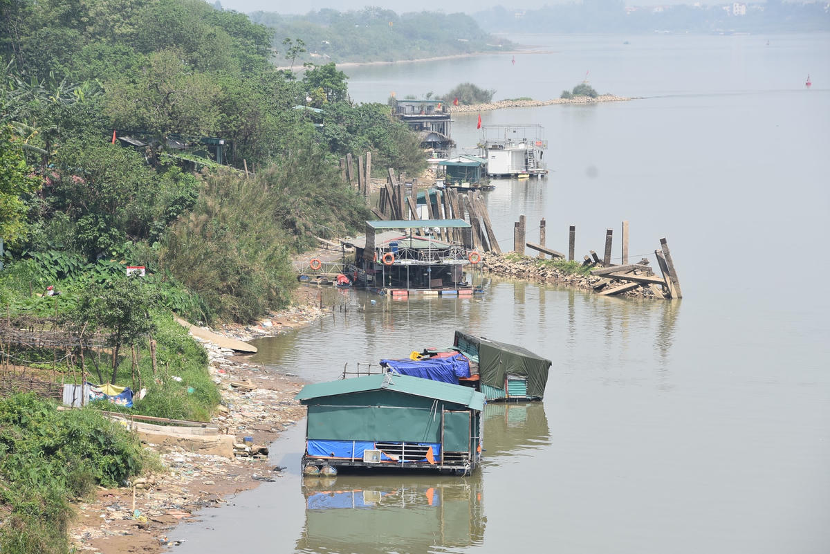 Trong ảnh là khu vực bãi tắm dưới chân cầu Long Biên mà người dân Thủ đô hay lui tới mỗi dịp hè về với tràn ngập rác thải khi nước sông Hồng đang cạn.
