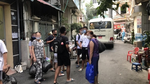 Cơ quan y tế tiến hành đưa các trường hợp thuộc diện F2 đi cách ly tập trung (Ảnh: CTV).