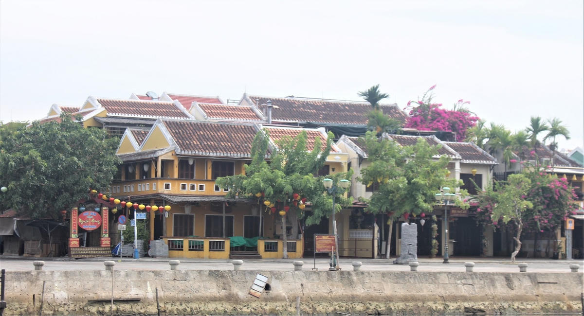 Các ngôi nhà, cửa hàng khu phố An Hội đóng kín cửa.