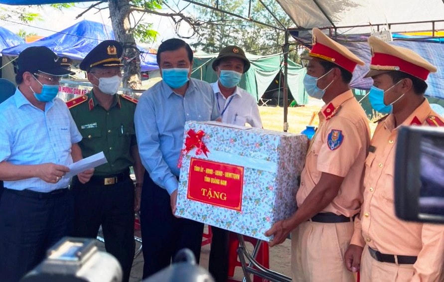 Ông Phan Việt Cường, Bí thư Tỉnh ủy Quảng Nam thăm và tặng quà tại một chốt kiểm dịch.