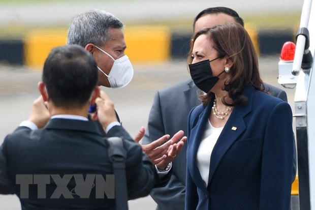 Bộ trưởng Ngoại giao Singapore Vivian Balakrishna (trái) đón Phó Tổng thống Mỹ Kamala Harris (phải) tại sân bay Paya Lebar ngày 22/8/2021. (Ảnh: AFP/TTXVN).