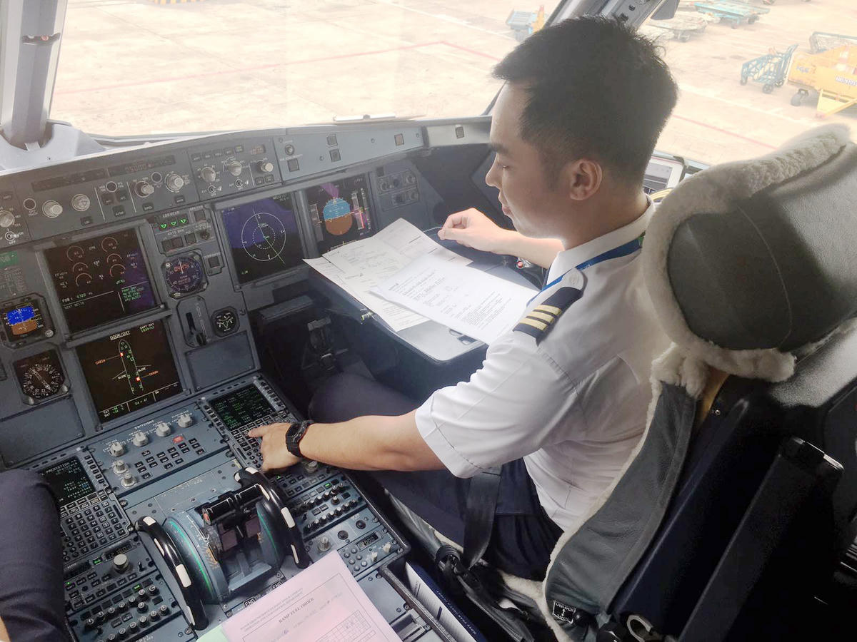 Ở khóa Phi công tập sự của Bamboo Airways, học viên sẽ được ứng dụng tất cả những gì mình đã học vào việc điều khiển những chuyến bay. (Ảnh NVCC).
