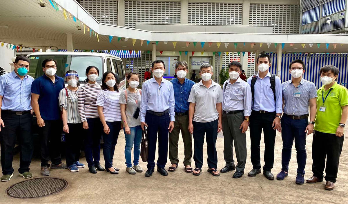 Đoàn y bác sĩ từ Bệnh viện Chợ Rẫy xuất phát đi Cà Mau chống dịch.