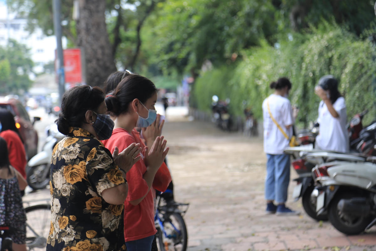 Số báo danh, tên và phòng thi được các phụ huynh đọc cầu may mắn ở đây