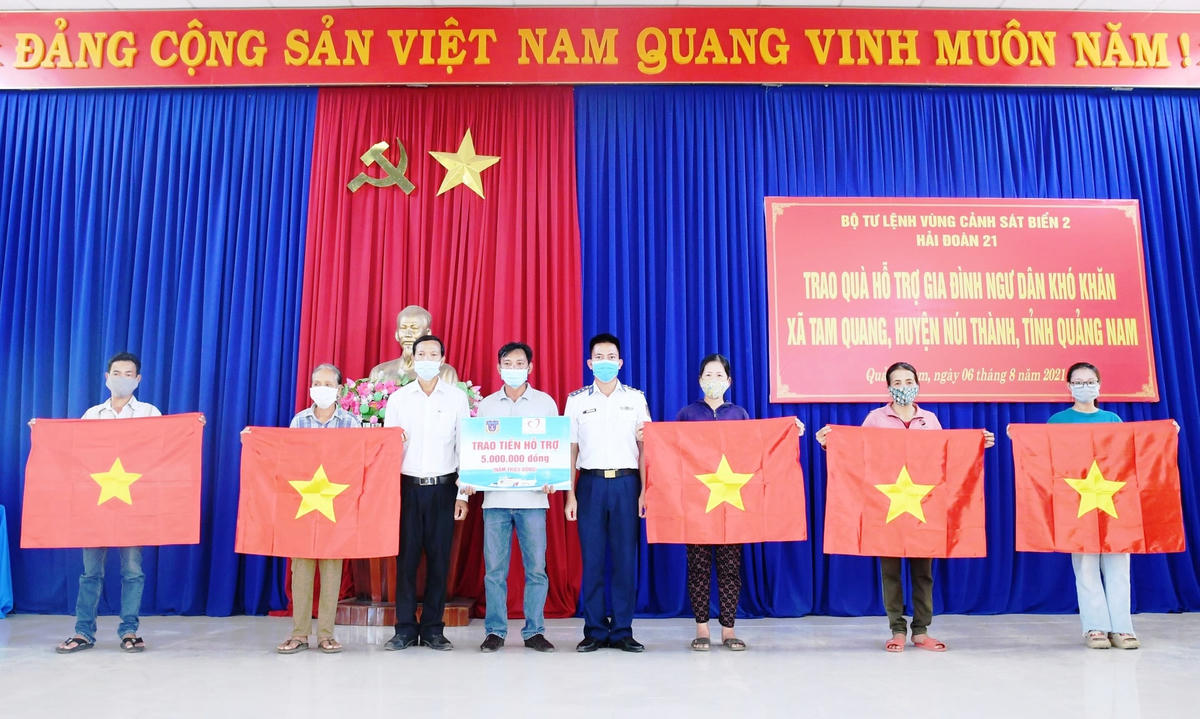 Đại diện Hải đoàn 21 và Ban Dân vận huyện Núi Thành trao cờ Tổ quốc cho các ngư dân.