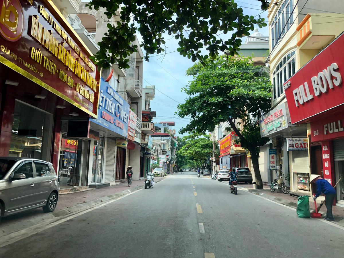 Dù đã hết thời gian cách ly nhưng các trục đường chính của thị trấn Nam Sách vẫn ít người qua lại.