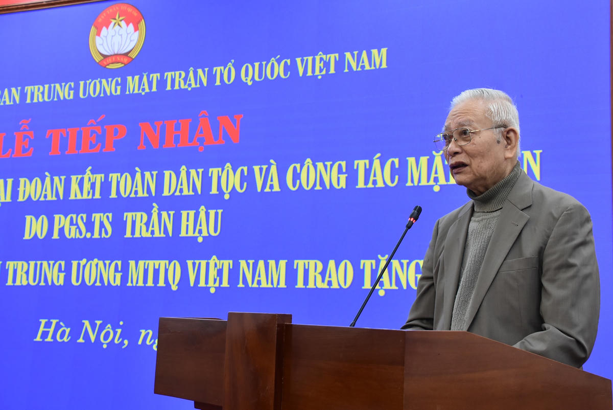 PGS.TS Trần Hậu phát biểu tại Lễ tiếp nhận.