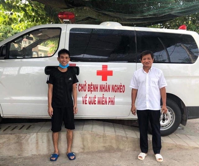 Ông Đoàn Ngọc Hải cùng 'xe chở miễn phí bệnh nhân nghèo' ra tới Hà Nội