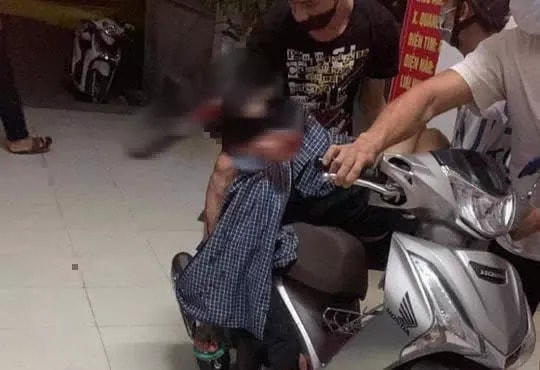 Hình ảnh con dao nhọn cắm sâu vào đầu khiến nạn nhân chết trên đường cấp cứu.