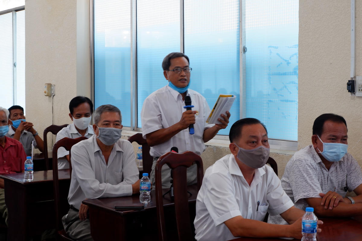 Đại diện cử tri đặt vấn đề với các ứng cử viên tại buổi tiếp xúc.
