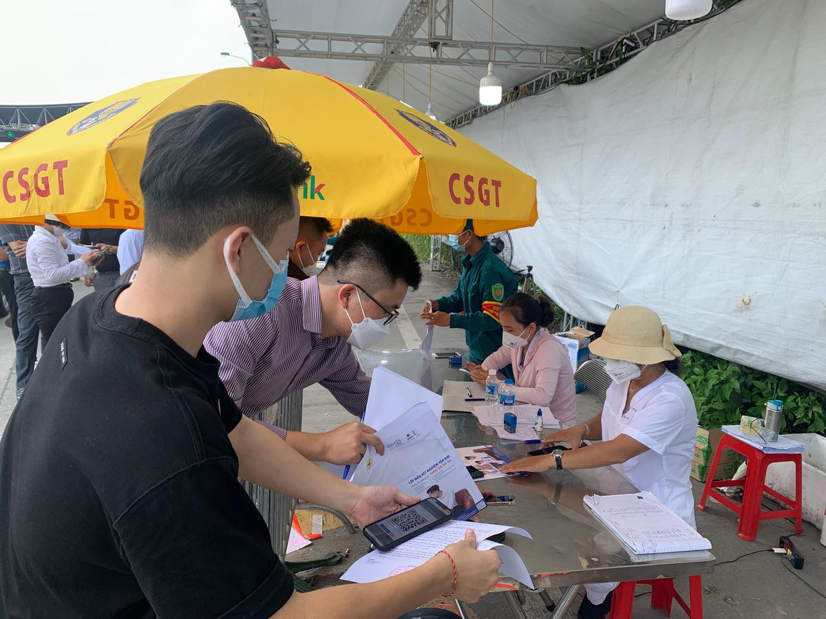 Ghi nhận 1 số hình ảnh người dân quét mã QR tại chốt kiểm soát.