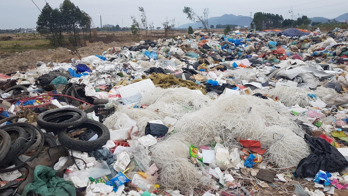 Rác thải nhựa bị bỏ ngoài môi trường ở thị trấn Nham Biền (huyện Yên Dũng, tỉnh Bắc Giang). Ảnh: Hà An.