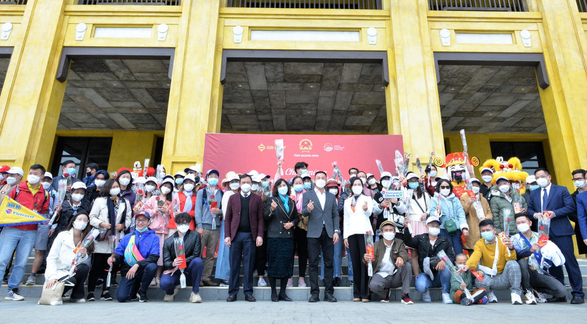 Tỉnh Quảng Ninh đặt mục tiêu phấn đấu đón trên 10 triệu lượt khách trong năm 2022. Ảnh chụp ngày 3/2, tỉnh Quảng Ninh đã chào đón đoàn khách du lịch lữ hành đầu tiên trong năm mới tại Cảng tàu khách quốc tế Hạ Long.