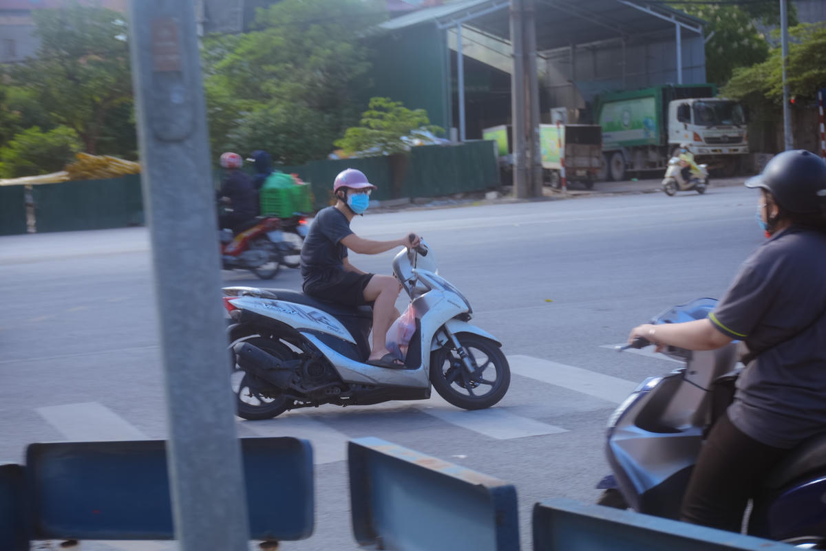 Đáng nói, khi nhìn thấy Tổ công tác thực hiện kiểm tra giấy tờ, một số phương tiện quay đầu đi với tốc độ cao mất ATGT.