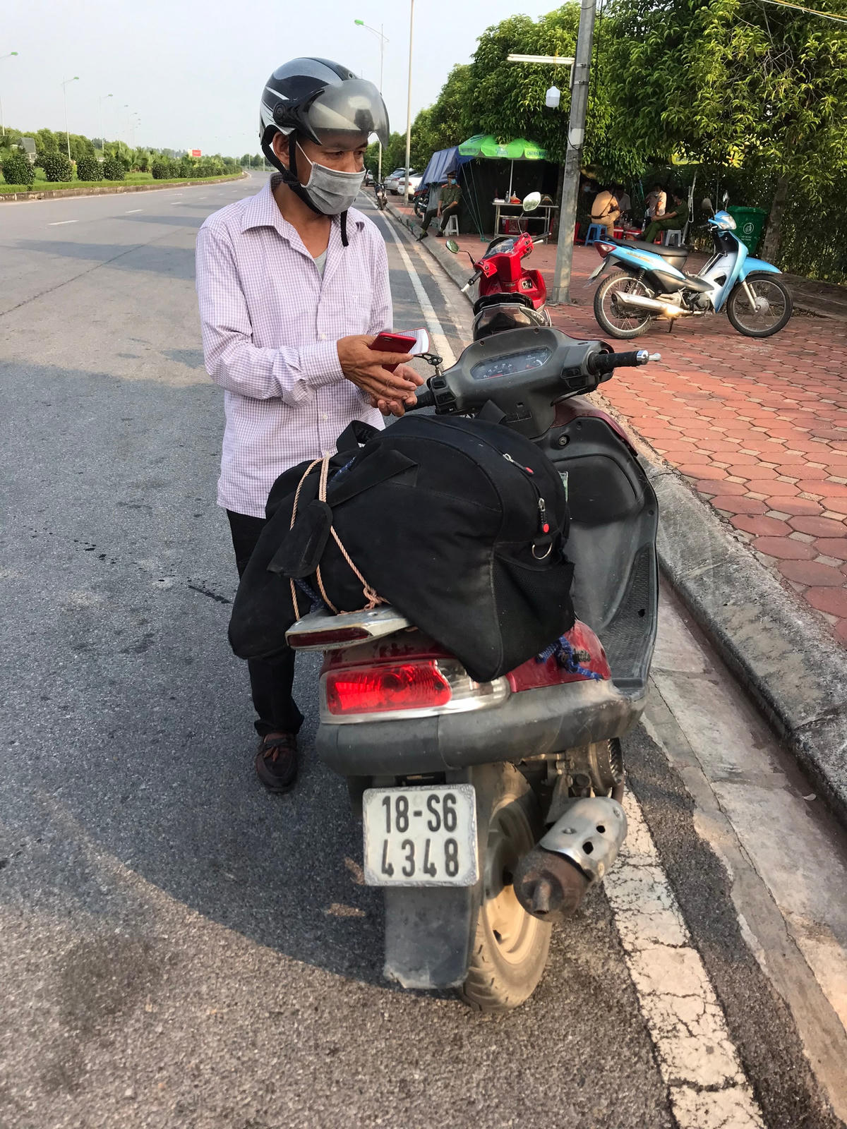 Nhiều người Nam Định từ Hà Nội trở về quê buộc phải "quay đầu" ở Chốt kiểm soát dịch đặt tại khu vực Trạm thu phí Mỹ Lộc.