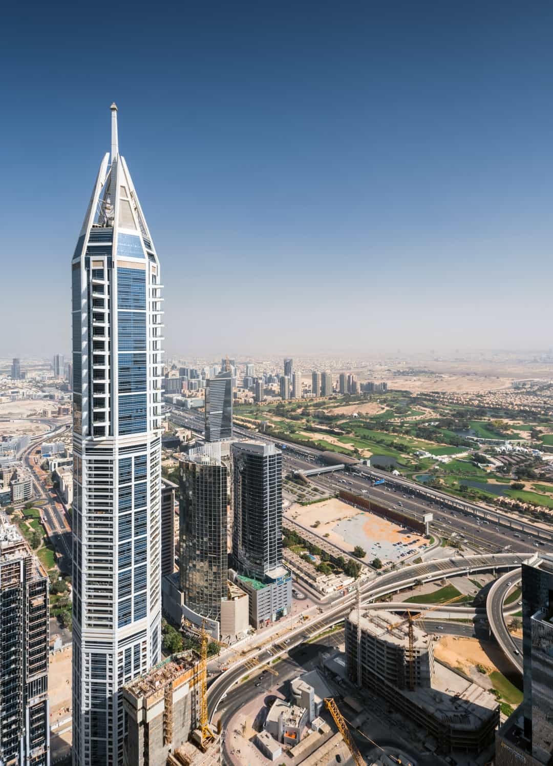 Tòa tháp 23 Marina cao 392 m này được khai trương tại Dubai vào năm 2012.  