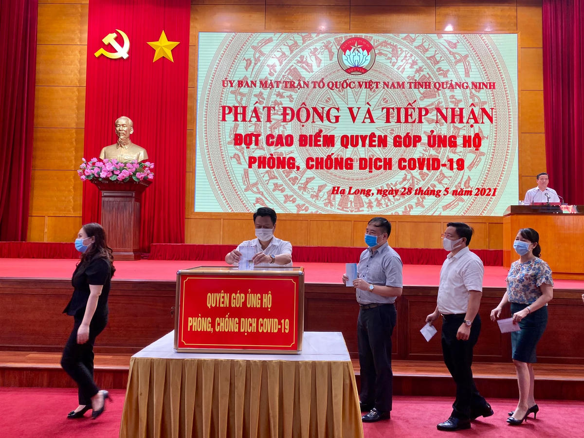 Các đại biểu có mặt tại buổi lễ phát động trực tiếp ủng hộ kinh phí cho công tác phòng chống dịch.