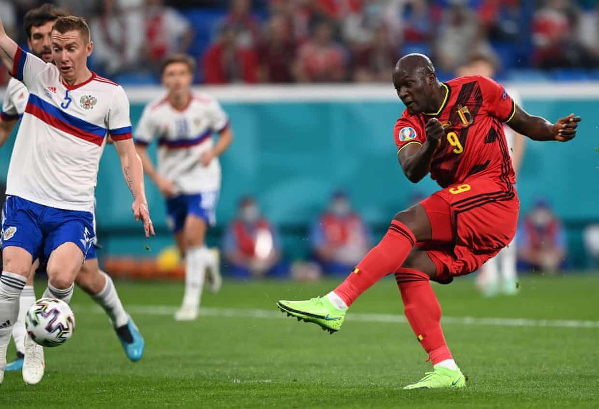 Lukaku tận dụng sai lầm của đối phương để ghi bàn mở tỉ số.