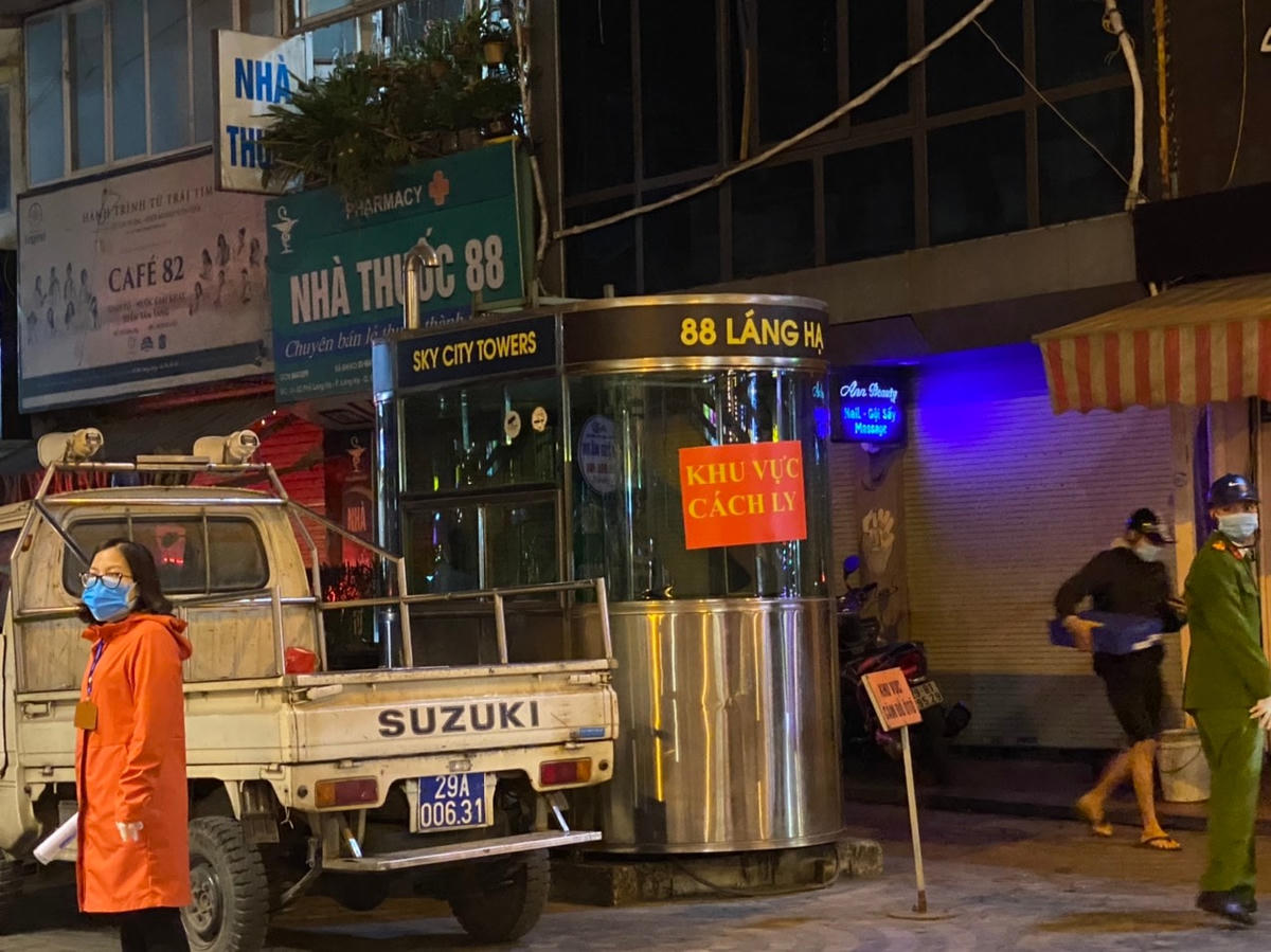 [ẢNH] Phong tỏa tòa nhà Chung cư 88 Láng Hạ nơi BN1956 sinh sống