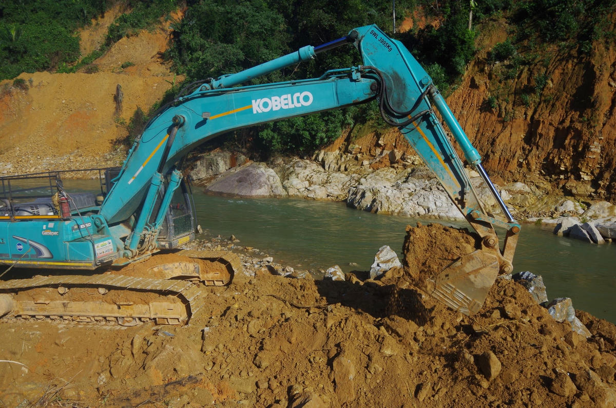 Theo lực lượng chức năng, phấn đấu trong ngày 21/11 công tác ngăn đập, nắn dòng sẽ hoàn tất.