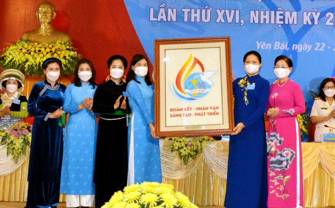 Chủ tịch Hội LHPN Việt Nam Hà Thị Nga tặng Đại hội bức tranh gạo - Biểu trưng Đại hội đại biểu Phụ nữ toàn quốc lần thứ 13 mang chủ đề "Phụ nữ Việt Nam khát vọng vươn xa”.