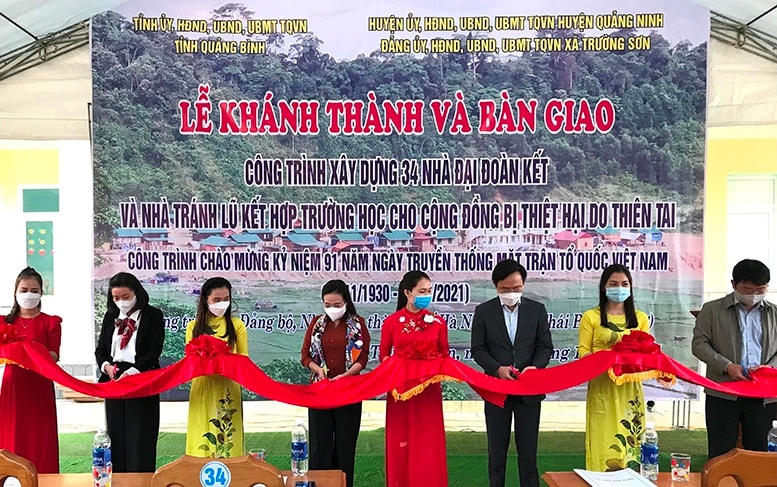 Lễ cắt băng khánh thành 34 nhà Đại đoàn kết và nhà tránh lũ kết hợp trường học ở bản Sắt.