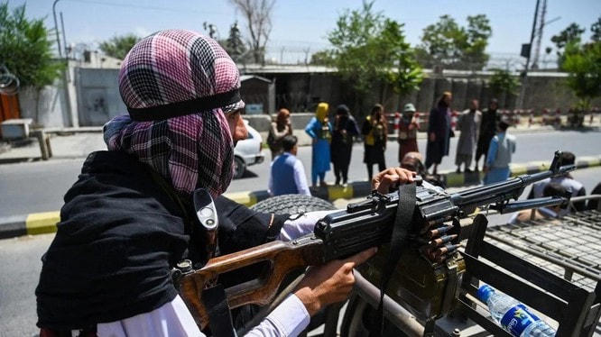 Chiến binh Taliban sử dụng vũ khí hiện đại của Mỹ. Ảnh: AP.