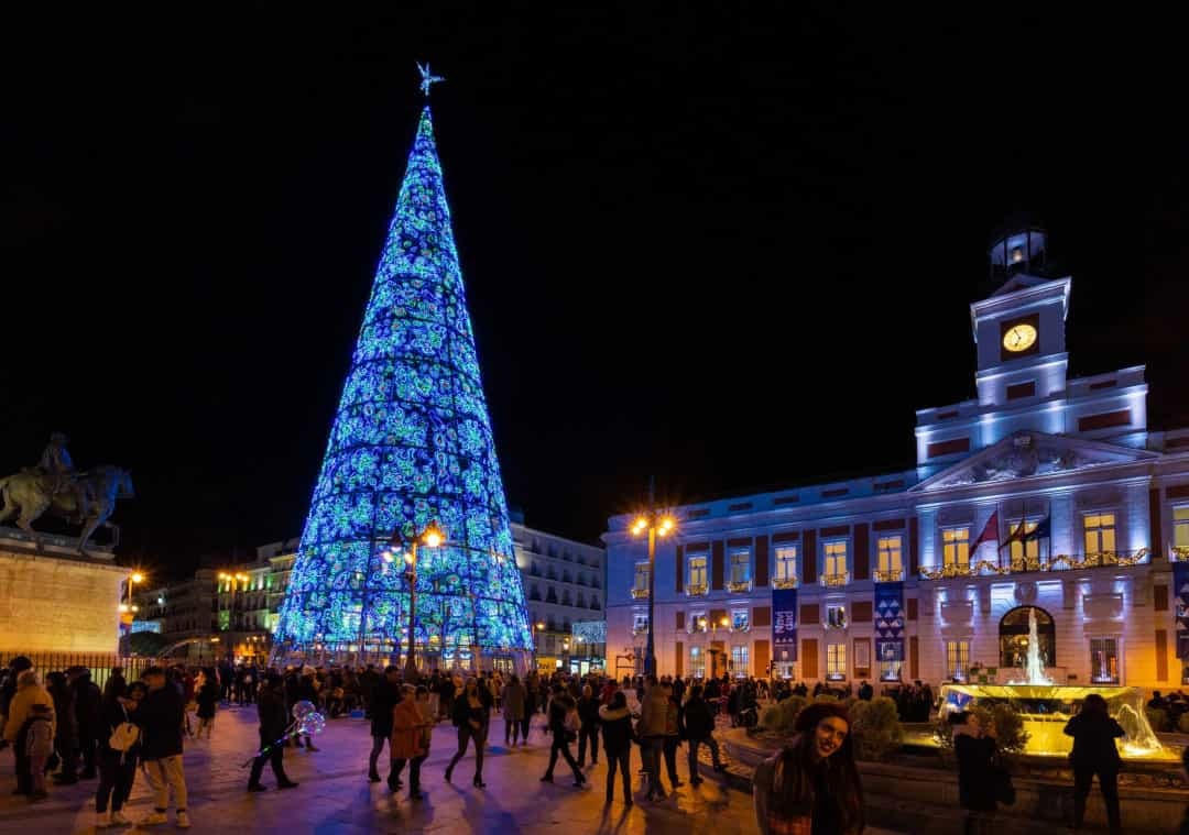 Tây Ban Nha - Cây thông Noel khổng lồ, lấp lánh ở Madrid.