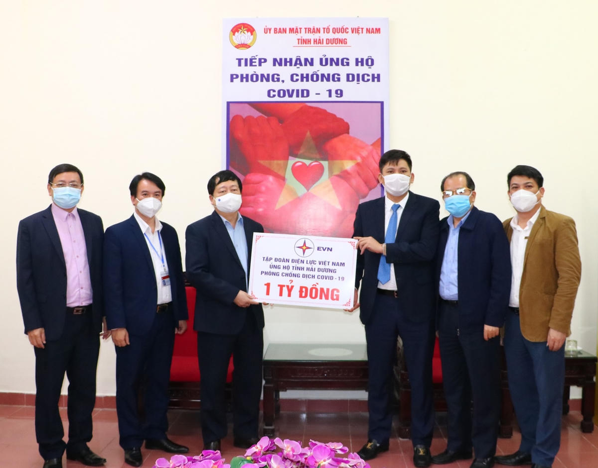 EVN trao số tiền 1 tỷ đồng ủng hộ tỉnh Hải Dương trong công tác phòng chống dịch Covid-19.