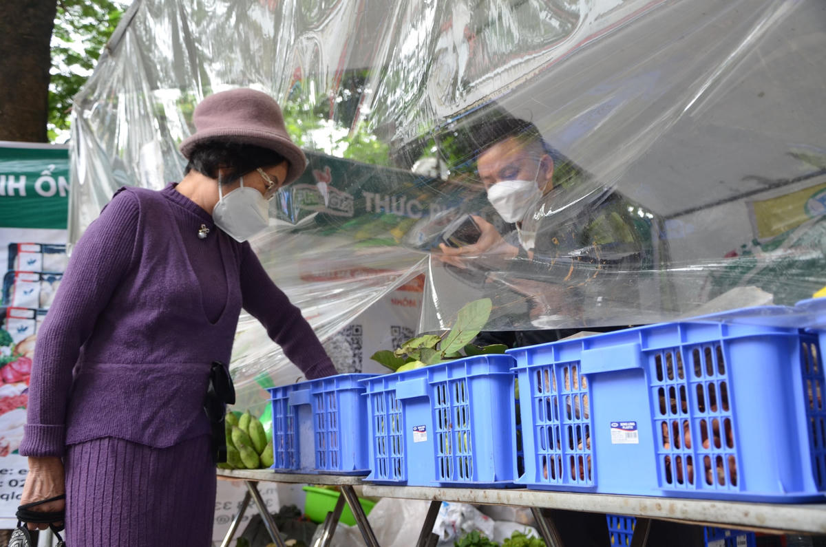 Mô hình đổi phế liệu lấy thực phẩm thu hút đông đảo người dân tới mua hàng.