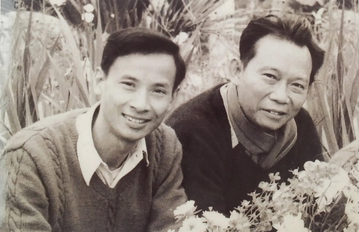 Nhà báo Hồng Châu (phải) và nhà báo Cao Kim - hai nhà báo từng hoạt động tại Sài Gòn - Gia Định trong cuộc Tổng tiến công và nổi dậy Xuân Mậu Thân 1968. (Ảnh chụp sau ngày miền Nam giải phóng).
