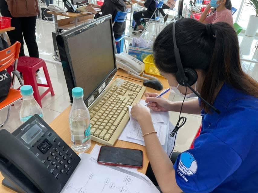Một tổng đài viên đang làm nhiệm vụ. Ảnh: Hải Đăng.